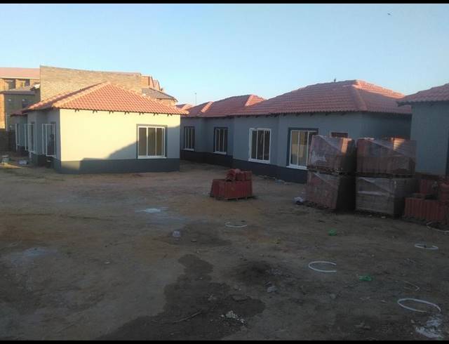 2 BEDROOM TOWNHOUSE FOR SALE IN CHIAWELO